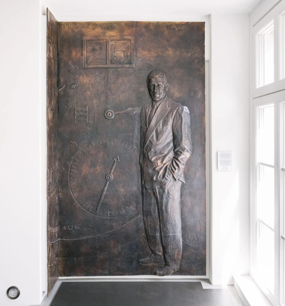 Bronzerelief zu Ehren von Günter Blümlein im Manufakturgebäude Lange II von A. Lange & Söhne