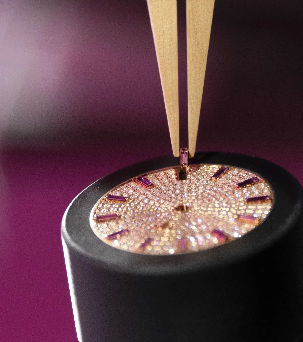 Fassen der Diamanten auf einem Zifferblatt der Gondolo Ladies First im Atelier von Patek Philippe