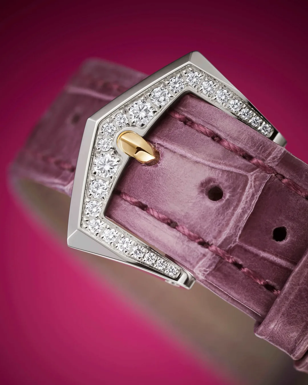 Mit Diamanten besetzte Dornschließe einer Patek Philippe Gondolo Ladies First an violettem Alligatorband